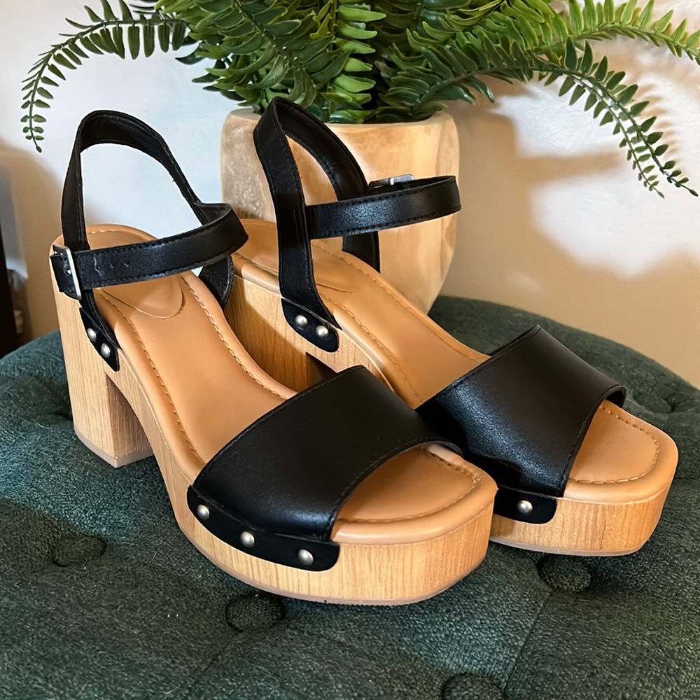 Universal Thread Platform Sandals | Size 8.5 Womens | Black with Faux Wood Soles